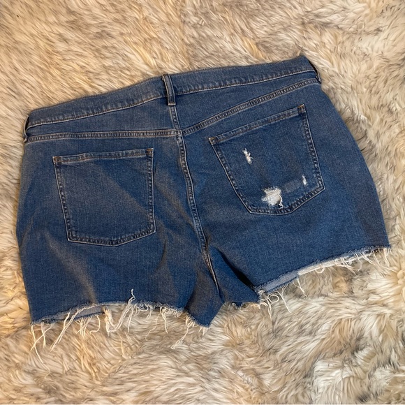 Look 👀 cute in these distressed denim cut-off shorts. - Picture 3 of 7